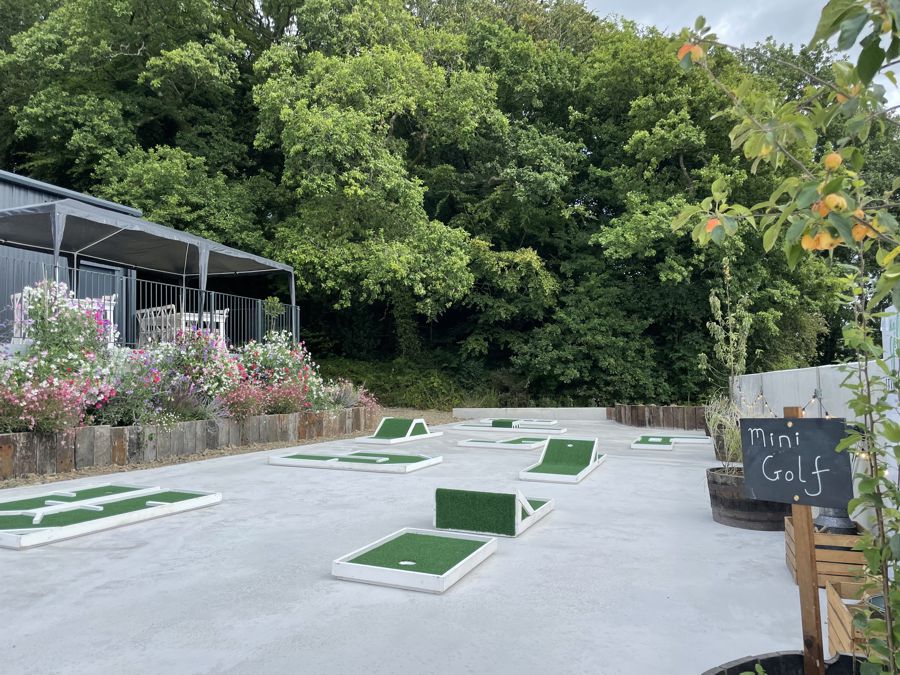 Enjoy some mini golf with your guests as an extra add-on